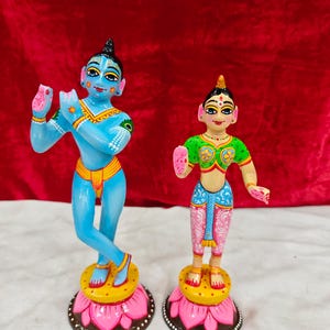 25 cm Radha Krishna-staty med tillbehör | Blå Krishna Murti | Mässingspar | Hinduisk tempelidol från Vrindavan
