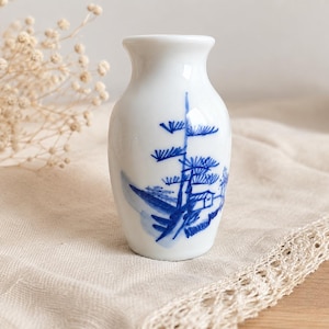 Wazon z porcelany w kolorze niebieskim i białym w stylu vintage | Dekoracja stołu Cottagecore