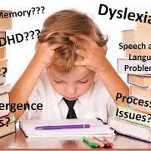 Op de afbeelding: Een kind met de handen op het hoofd, omringd door boeken. Tekst op de boeken bevat "Poor Memory???", "ADD/ADHD???", "LD???", "Convergence Issues?", "Dyslexia?", "Speech and/or Language Problem???" en "Processing Issues???".