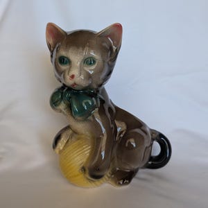 Vintage Royal Copley Cat Planter/ 1950s Mid- Century Ceramic Kitten with Yellow Yarn Ball & Green Bow/ Retro Kitsch Feline Planter