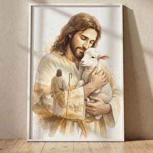 Könnte beinhalten: Ein gerahmter Kunstdruck, der eine bärtige Figur mit langem braunem Haar zeigt, die ein weißes Lamm hält. Das Bild enthält einen Doppelbelichtungseffekt, der einen Hirten mit Stab in einer Schafherde auf dem Gewand der Figur darstellt.