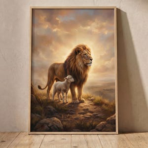 Könnte beinhalten: Ein gerahmter Wandkunstdruck, der einen majestätischen Löwen neben einem kleinen weißen Lamm auf einem felsigen Hügel zeigt. Die Szene ist vor einem warmen, goldenen Sonnenuntergangshimmel mit weichen Wolken dargestellt, in Bernstein- und Brauntönen.