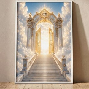 Könnte beinhalten: Ein vertikaler Wandkunstdruck, der eine große Marmortreppe zeigt, die zu einem verzierten goldenen Torbogen führt. Der Bogen ist mit einem strahlenden Augensymbol gekrönt und von flauschigen weißen Wolken vor einem hellblauen Himmel umgeben.