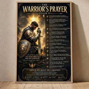 Könnte beinhalten: Ein vertikales Wandposter mit dem Titel The Warrior's Prayer Psalm 91, das einen knienden Ritter in Rüstung mit einem löwenverzierten Schild und Schwert zeigt. Der Hintergrund zeigt einen leuchtenden Himmel und der Text enthält den Psalm 91 und ein tägliches Gebet.