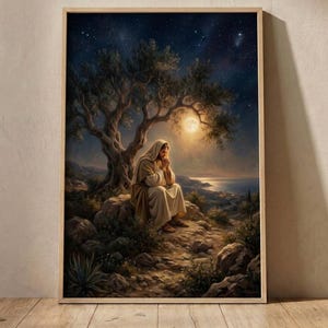 Könnte beinhalten: Ein gerahmter Wandkunstdruck, der eine Figur in einem hellen Gewand zeigt, die auf einem Felsvorsprung unter einem großen Baum sitzt. Die Szene spielt bei Nacht unter einem Sternenhimmel mit einem hellen Vollmond, der die Landschaft beleuchtet.