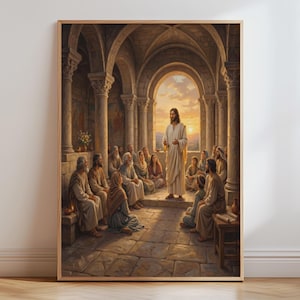 Könnte beinhalten: Ein gerahmter Wandkunstdruck, der eine Szene mit einer zentralen Figur in einem weißen Gewand zeigt, die vor einer sitzenden Gruppe von Menschen in einem Steingewölbe steht. Warmes goldenes Licht fällt durch den Torbogen herein.