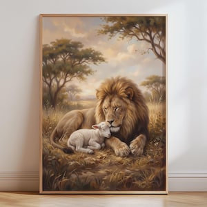 Könnte beinhalten: Ein gerahmter Wandkunstdruck mit einer digitalen Illustration eines großen Löwen mit goldener Mähne, der in einer grasbewachsenen Savanne liegt, während ein kleines weißes Lamm unter einem bewölkten Himmel mit Akazien an seiner Seite ruht.