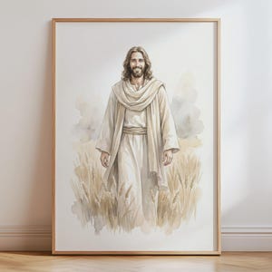 Könnte beinhalten: Ein gerahmter Druck im Aquarellstil, der eine Figur mit langem braunem Haar und Bart zeigt, die ein hellbeiges Gewand und eine Schärpe trägt und in einem Feld aus goldenem Weizen steht. Das Kunstwerk zeigt weiche, gedämpfte Erdtöne und einen hellen Hintergrund.
