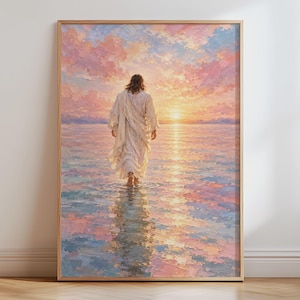 Könnte beinhalten: Ein gerahmter Kunstdruck mit einem Ölgemälde einer langhaarigen Gestalt in einem weißen Gewand, die über ein ruhiges Gewässer auf einen hellen Sonnenuntergang zugeht. Der Himmel ist voller weicher rosa, orangefarbener und blauer Wolken.