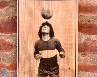 Estampe de Diego Maradona sur panneau de bois 19 x 28 cm.