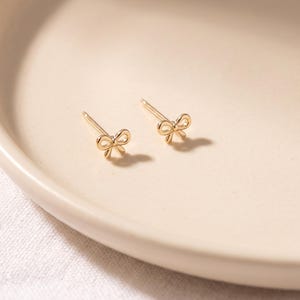 Pendientes de botón con lazo chapados en oro de 18 quilates, pendientes minimalistas con nudo de cinta, pendientes de oro delicados, pendientes sencillos para el día a día, regalo para ella.