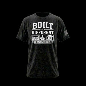 Könnte beinhalten: Ein anthrazitfarbenes Kurzarm-T-Shirt mit weißem Grafiktext BUILT GEN X DIFFERENT und NO INTERNET REQUIRED, ergänzt durch Abbildungen einer Kassette, eines Joysticks und eines schnurgebundenen Telefons auf der Vorderseite.