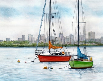 Op de afbeelding: Aquarel schilderij van twee zeilboten op het water met een skyline op de achtergrond. Eén zeilboot is rood met een oranje zeil, de andere is groen met een blauw zeil. Het water is lichtblauw met boeien.