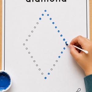 Może przedstawiać: Biały arkusz ćwiczeń z napisem diamond u góry i instrukcją Use a Q-tip to paint the dots na dole. Kształt rombu utworzony jest przez serię kółek z czarnym obrysem, z których niektóre są wypełnione niebieską farbą.