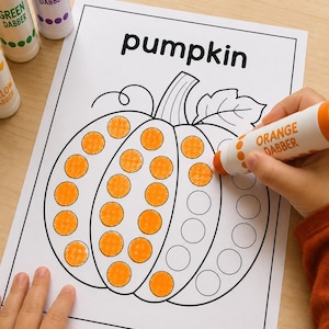 Puede incluir: Una hoja de actividades blanca con la palabra pumpkin impresa en la parte superior y un contorno de calabaza con círculos vacíos. Varios círculos están rellenos de tinta naranja con un marcador, mientras que otros marcadores verde y morado están cerca.