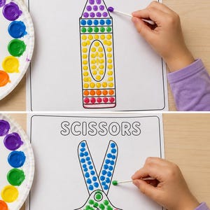 Peut inclure: Deux feuilles d'activités éducatives présentant les contours d'un crayon et de ciseaux remplis de points de peinture colorés. Un coton-tige est utilisé pour appliquer de la peinture violette sur le crayon et verte sur les ciseaux. Une palette en carton avec diverses couleurs est visible.