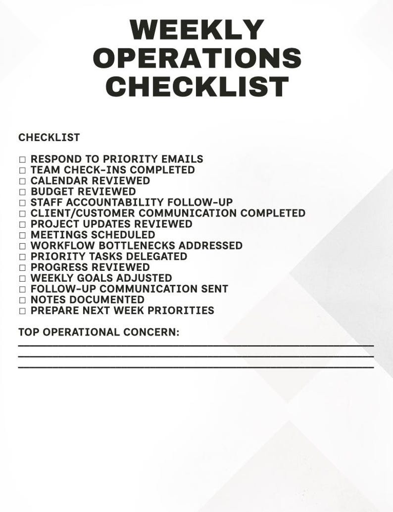 以下が含まれることがあります： 「WEEKLY OPERATIONS CHECKLIST」と題された白いチェックリスト。タスクには「優先度の高いメールへの対応」や「来週の優先事項の準備」が含まれています。テキストは太字の黒色です。