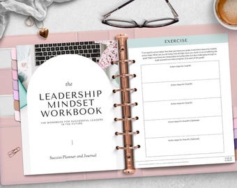 Könnte beinhalten: Ein ringgebundenes Arbeitsbuch mit dem Titel The Leadership Mindset Workbook, dem Untertitel The Workbook for Successful Leaders in the Future und Success Planner and Journal. Die rechte Seite enthält einen Übungsbereich mit fünf Zeilen.