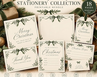 Könnte beinhalten: Ein druckbares Weihnachtspapeterie-Set mit 18 Seiten bestehend aus Karten, Anhängern und Einladungen. Jedes Teil hat einen cremefarbenen Hintergrund mit dunkelgrünen Tannenzweig- und Schleifenrändern, eleganter Schrift und leeren Zeilen.