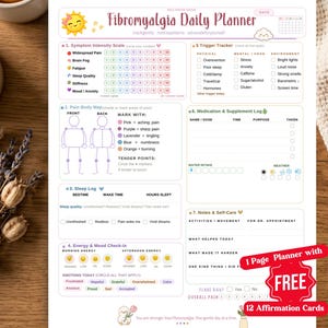 Könnte beinhalten: Ein weißes Fibromyalgie-Tagesplaner-Blatt mit Abschnitten für Symptomintensität, Schmerzkörperkarte, Schlafprotokoll, Energie- und Stimmungs-Check-in, Auslöser-Tracker, Medikamentenprotokoll und Notizen. Enthält ein rotes Banner mit der Aufschrift 1 Page Planner with FREE 12 Affirmation Cards.