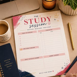 K&ouml;nnte beinhalten: Ein Lernplaner-Blatt mit rosa und marineblauen Pinselstrich-Akzenten. Der Text lautet THE STUDY SESSION, FOCUS NOW. RETAIN MORE. FINISH STRONG., TODAY I'M TACKLING, TIME BLOCKS, ONE THING TO REVIEW, WHAT I ACTUALLY COVERED, WHERE I STOPPED und BUILT FOR MORE.