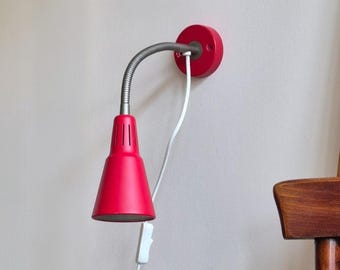 Vintage rode IKEA Kvart wandlamp | Scandinavische modernistische leeslamp uit de jaren 90 | Ontworpen door Knut & Marianne Hagberg | Pop-Art Home Decor