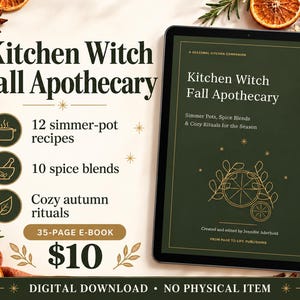 Op de afbeelding: Een digitaal e-book getiteld Kitchen Witch Fall Apothecary weergegeven op een tabletscherm. De cover heeft een donkergroene achtergrond met gouden lijntekeningen van citrusvruchten en bladeren. De tekst bevat 12 recepten voor sudderpotten.