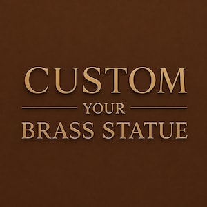 以下が含まれることがあります： ダークブラウンの背景に、セリフ体でゴールドカラーのテキスト「CUSTOM YOUR BRASS STATUE」が配置されています。文字は3行に分かれており、1行目と2行目の間には水平線が引かれ、すっきりとした表示になっています。