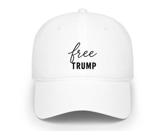 Gorra de béisbol con el lema "Free Trump" / Gorra de béisbol con mensaje político, diseño bordado en rojo.