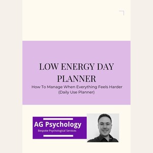 Könnte beinhalten: Ein digitaler Planer mit dem Titel Low Energy Day Planner: How To Manage When Everything Feels Harder (Daily Use Planner). Das Design zeigt einen hellvioletten rechteckigen Block mit schwarzem Text sowie ein Logo für AG Psychology Bespoke Psychological Services mit einem schwarz-weißen Porträt einer Person.