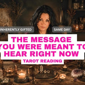 Puede incluir: Una persona de cabello oscuro sentada ante una mesa de madera con velas, cristales y un cáliz de metal. El texto superpuesto dice: INHERENTLY GIFTED, SAME DAY, THE MESSAGE YOU WERE MEANT TO HEAR RIGHT NOW y TAROT READING en letras rosas y blancas.