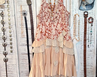 Vestido de tirantes de talla grande, estilo bohemio, con volantes en el bajo, en tonos melocotón y crema.