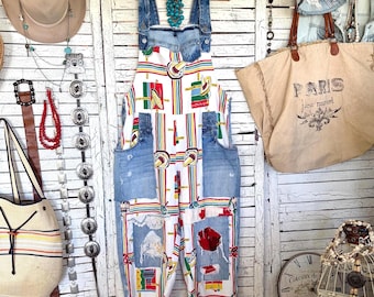 Peto de mujer reciclado talla L/XL, pantalón de mantel mexicano vintage con detalles de vaqueros rotos.