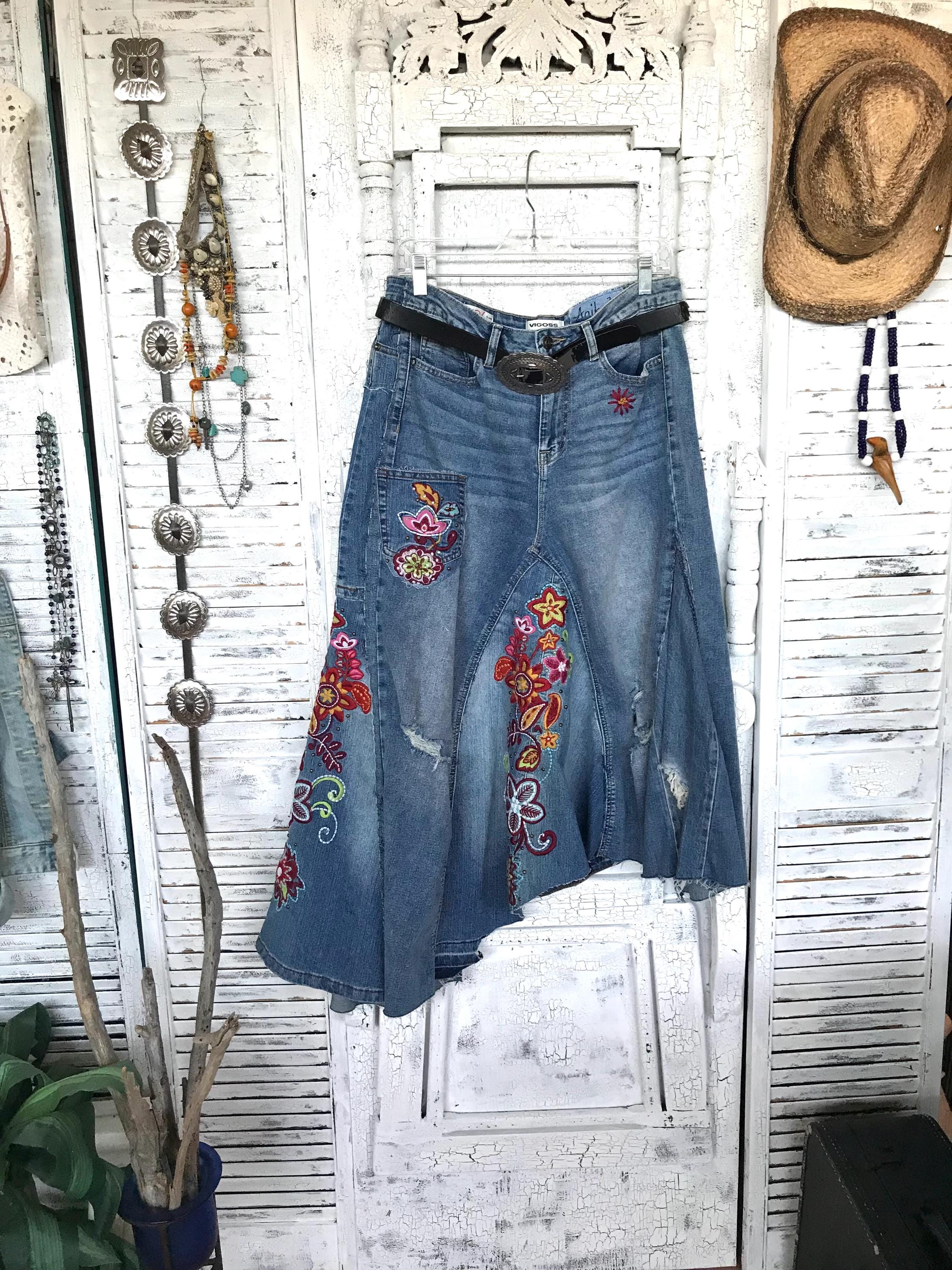 Upcycled Jeansrock mit Stickerei L, asymmetrischer Saum, Boho, OOAK, Streetwear, Upcycled Kleidung für Frauen