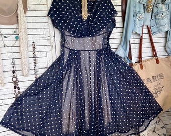 Vestido de fiesta de gasa azul marino con lunares, estilo años 50, disponible en la sección de reservas.