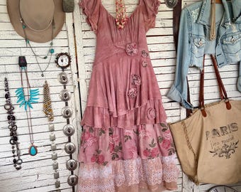 Vestido largo rosa ahumado talla S/XS, ropa reciclada, estilo cottagecore, shabby chic o cowgirl, con volantes y capas.