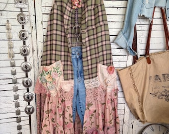 Vestido CottageCore reciclado, talla M/L, tipo gabardina, túnica, patchwork, estilo shabby chic, rosa y verde, sin mangas.