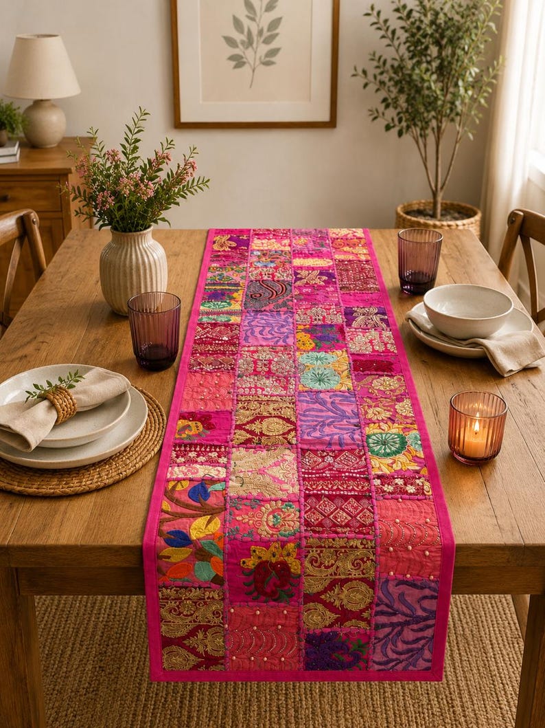 Boho lapptäcke bordslöpare, handbroderad väggbonad, återvunna vintagetyger. Rosa