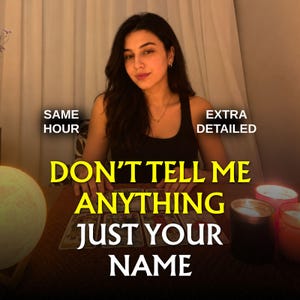 Puede incluir: Un conjunto de cartas de tarot dispuestas sobre una mesa con el texto SAME HOUR, EXTRA DETAILED, DON'T TELL ME ANYTHING, JUST YOUR NAME. Una lámpara con forma de luna y dos velas encendidas están situadas a los lados de las cartas.