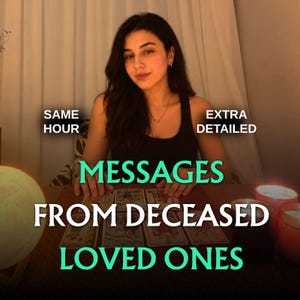 Könnte beinhalten: Ein Set von Tarotkarten auf einem Tisch mit dem Text SAME HOUR, EXTRA DETAILED, MESSAGES FROM DECEASED LOVED ONES. Die Szene enthält eine mondförmige Lampe und mehrere brennende Kerzen, die eine warme, gedimmte Atmosphäre erzeugen.