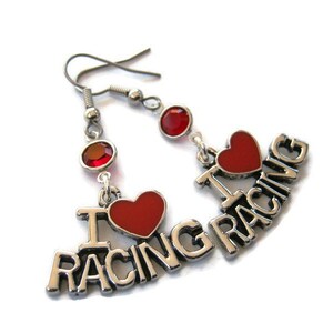 Puede incluir: Pendientes de plata con dijes de corazón rojo y las palabras "I Love Racing".