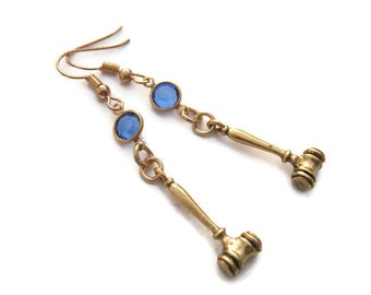 Aretes de oro con piedra de nacimiento y mazo, aretes de juez chapados en oro de 24 quilates, regalo personalizado para abogado, fiscal defensor, ganchos hipoalergénicos para las orejas.