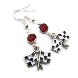 Puede incluir: Pendientes de plata con detalles de cristal rojo y abalorios de bandera a cuadros.