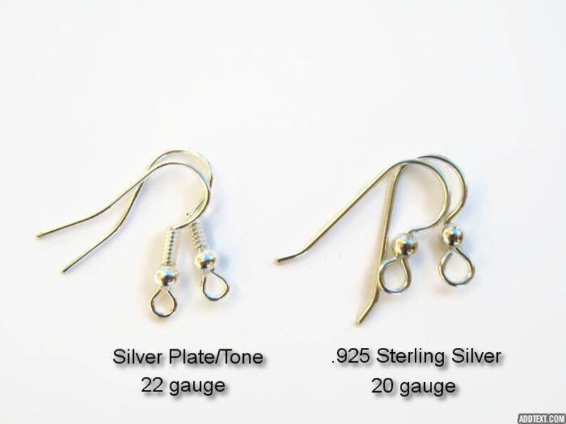 Pu&ograve; includere: Due paia di ganci per orecchini, un paio &egrave; placcato argento e di calibro 22, l'altro paio &egrave; in argento sterling 925 e di calibro 20.
