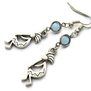 Pendientes Kokopelli con piedra natal, pendientes personalizados del suroeste, pendientes de fertilidad, joyería con dije de flauta, ganchos hipoalergénicos para las orejas.