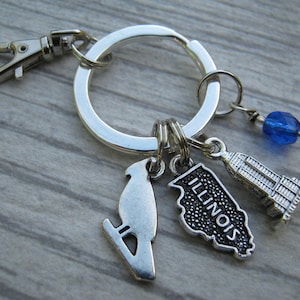 Llavero personalizado de Illinois, tirador de cremallera del mapa estatal de EE. UU., accesorio personalizado cardenal, cordón de llavero de geografía, regalo de rascacielos de Chicago