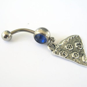 Puede incluir: Un piercing de ombligo plateado con una gema azul y un dije de pizza plateado.