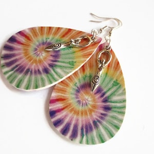 Pendientes de tie dye de diosa, pendientes personalizados de piel sintética, joyería vegana, regalo de cadera, espiral de arco iris, plata antigua O bronce
