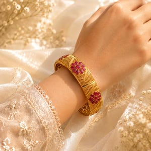 Handgjorda Kundan-armband: Förgyllda blommiga armband (beställningsvara)