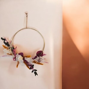 Couronne murale en fleurs séchées (tons naturels & bordeaux)